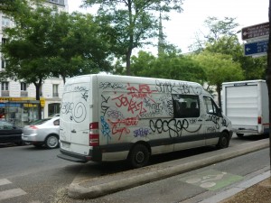 Carro grafiteado cerca del cementerio Père Lachaise. París, Francia