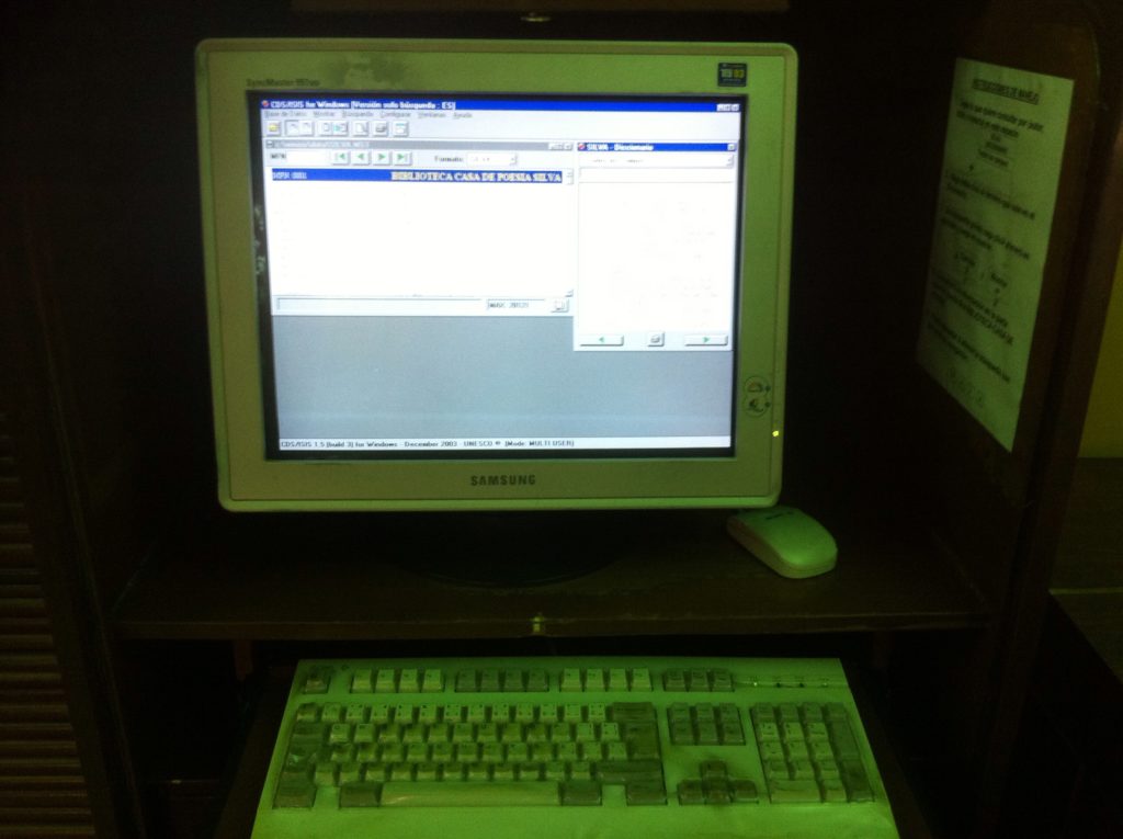 Computador con el catálogo de la Biblioteca de la Casa de Poesía Silva