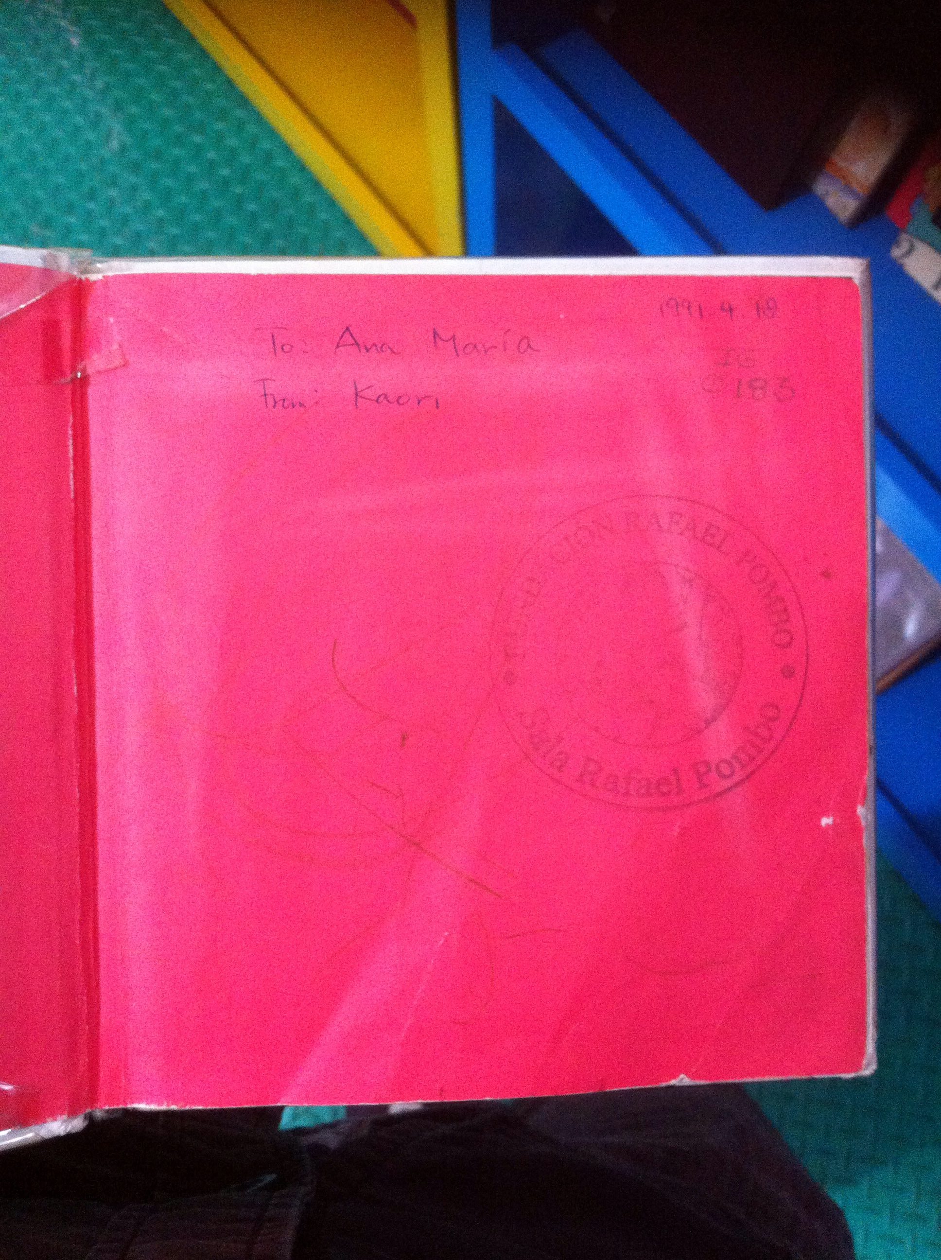 Libro de la colección de la sala de lectura de la Casa Pombo