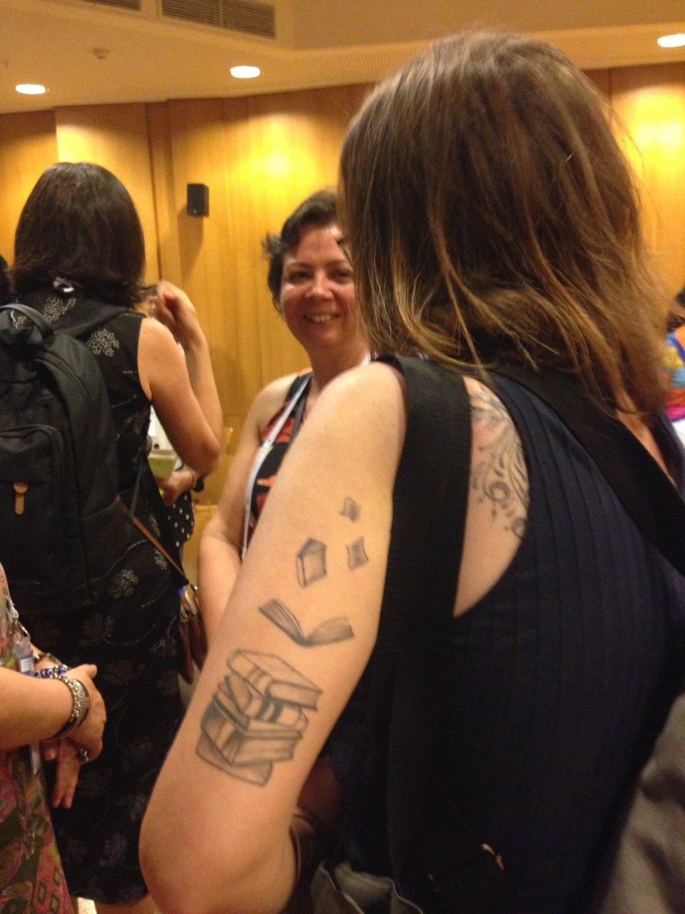Tatuaje de una bibliotecaria brasilera en el Congreso de IFLA 2019 (en proceso)